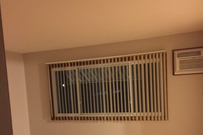 Foto del edificio - 4100 Lake Breeze Ave N