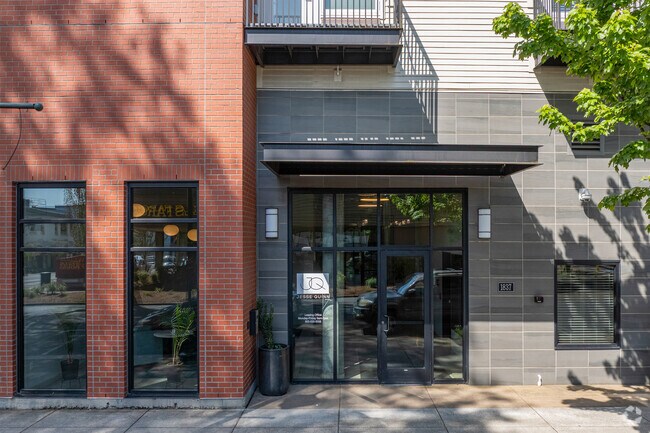 Entrada - Jesse Quinn Apartments