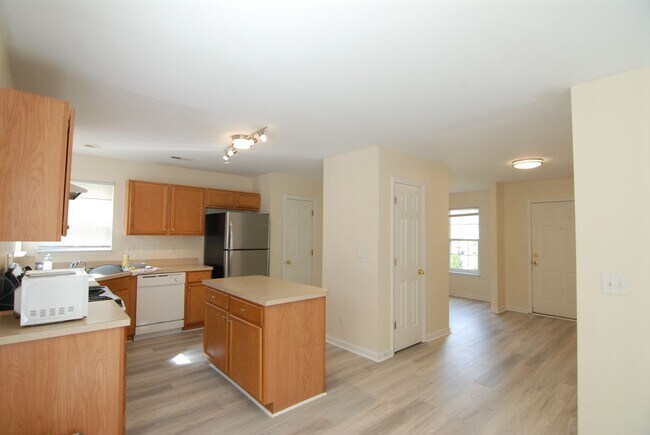 Building Photo - Spacious 4 bedroom 2.5 bath with 2 car gar...