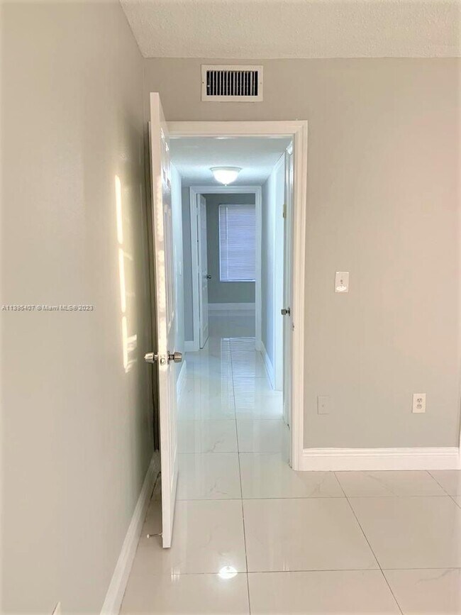Foto del edificio - 5100 W Flagler St