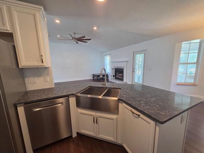 Foto del edificio - Spacious 4Bed/2Ba Brick Home w/Inground Pool in Mowat Highlands! *1/2 OFF Security Deposit for Ac...