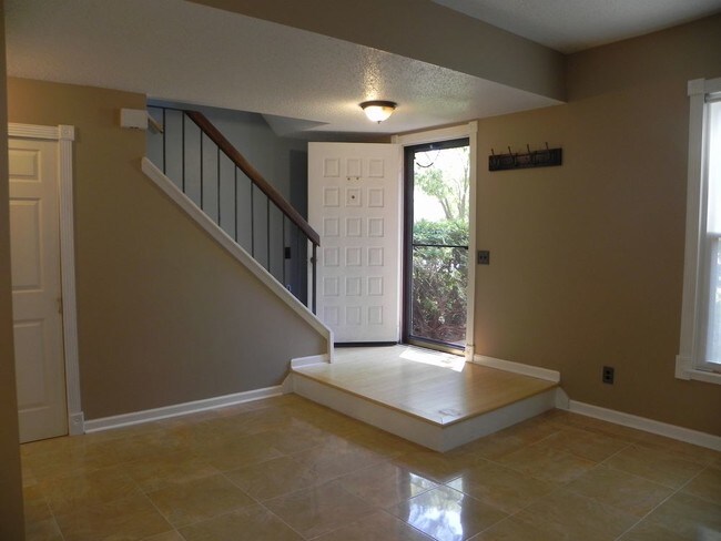 Building Photo - 2 bedroom town home in Rosemont Forest