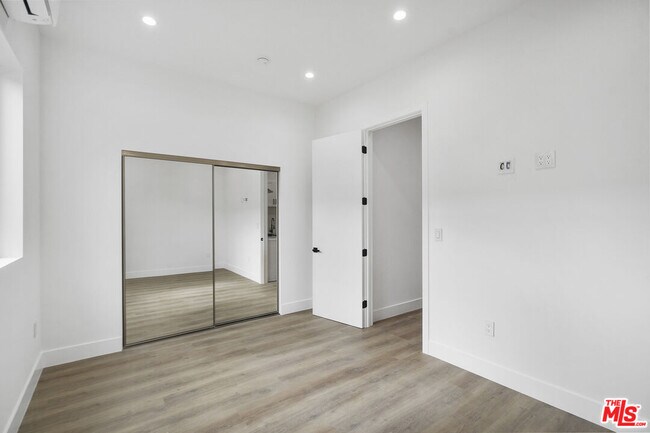 Foto del edificio - 4037 Mont Clair St