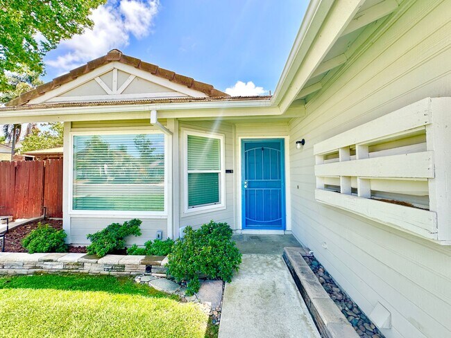 Foto del edificio - Wonderful Single-Story Home on Spacious Corner Lot with Privately Fenced Yard Space & Attached-Tw...