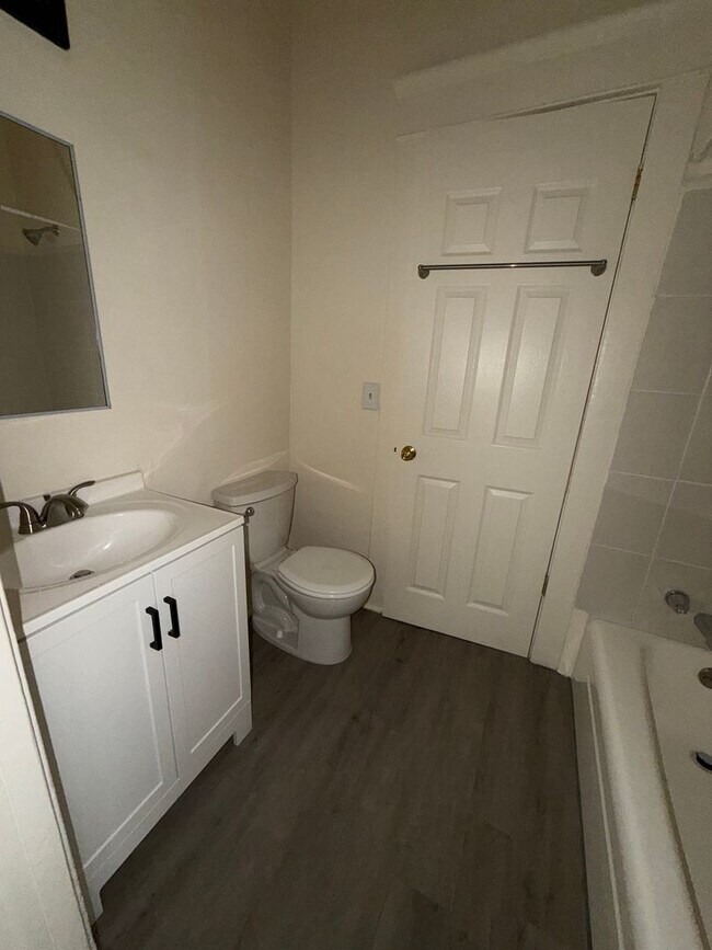 Foto del edificio - Remodeled 1 bedroom 1 bathroom with a den!