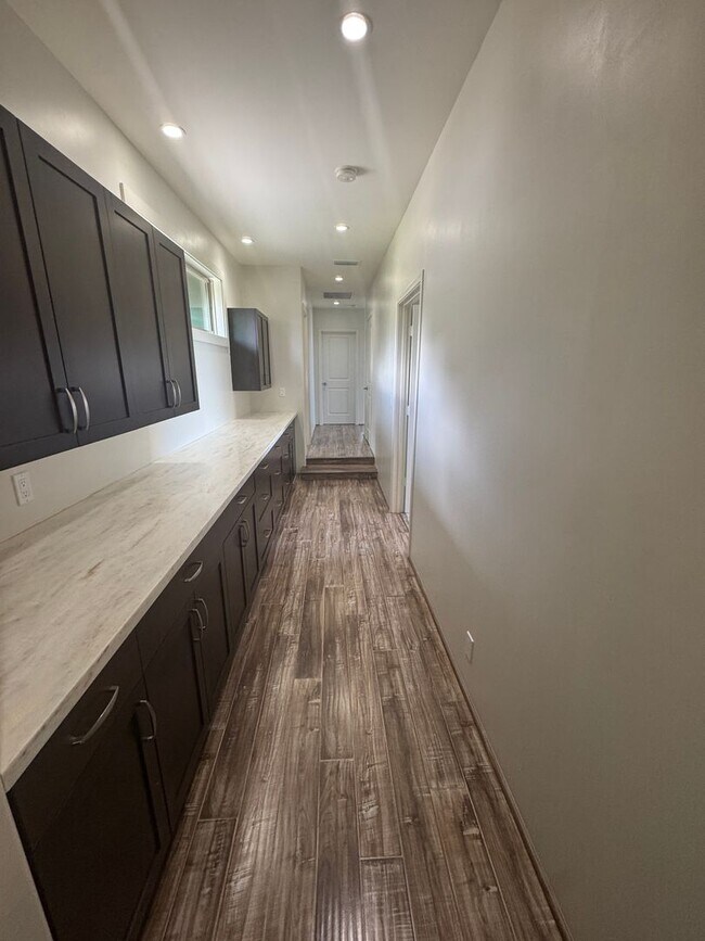 Foto del edificio - For Rent - 42-101 Aleka Pl.