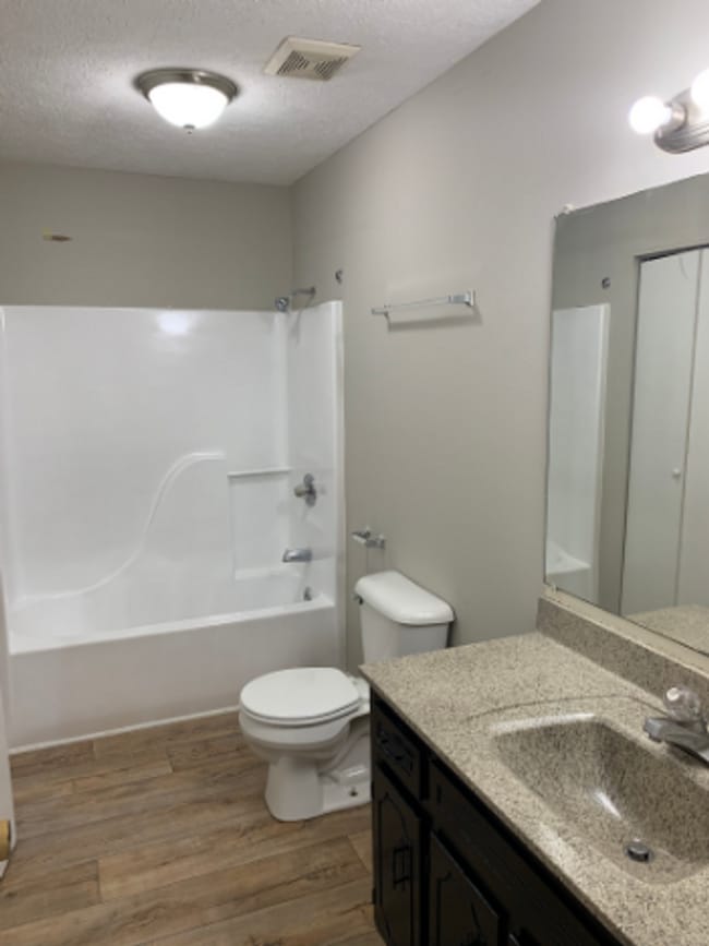 Building Photo - MOVE IN READY!