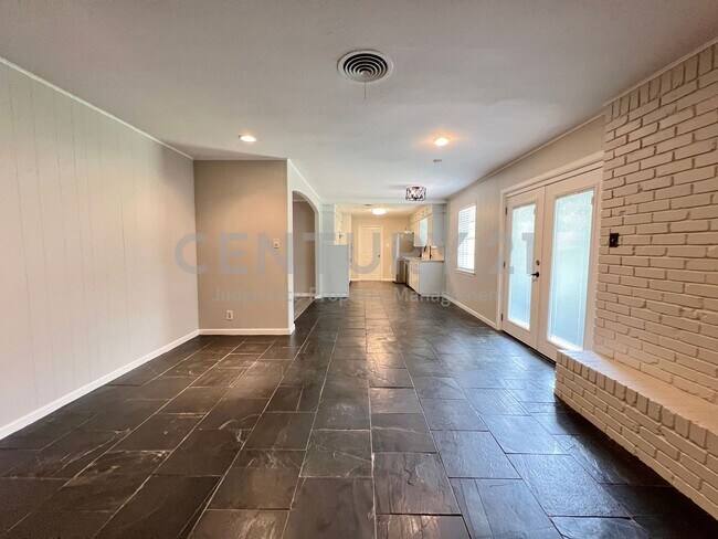 Building Photo - Beautifully Refreshed 3/2/2 in Fort Worth ...