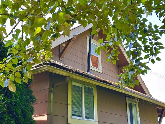 Building Photo - Spacious 3BR 2BA | 3-Level Home in Renton