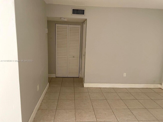 Foto del edificio - 6900 N Kendall Dr