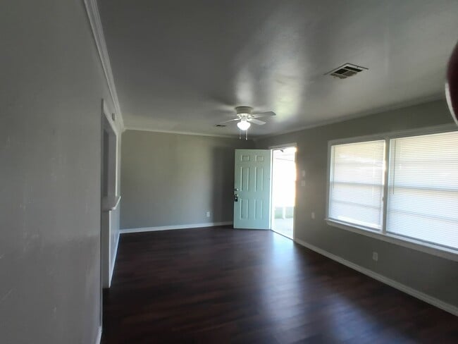 Building Photo - Comfy & Practical!