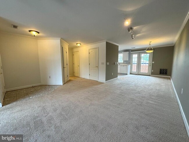 Building Photo - 6924 Fairfax Dr