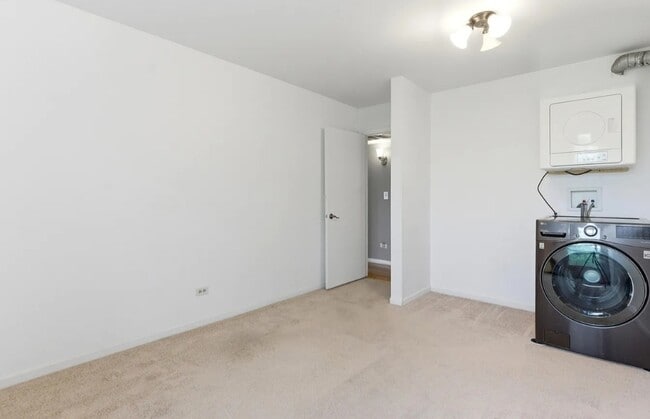 Building Photo - 5511 E Lake Dr