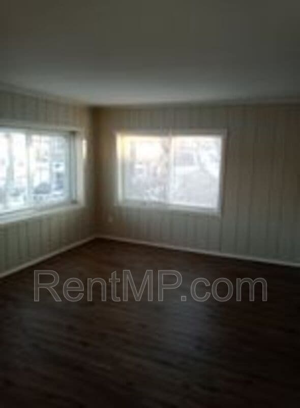 Foto del edificio - 1021 E Broadway St