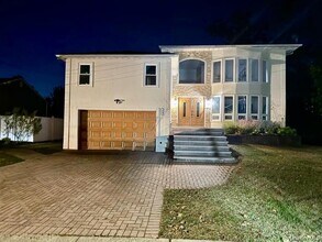 Building Photo - 186 E Pennywood Ave