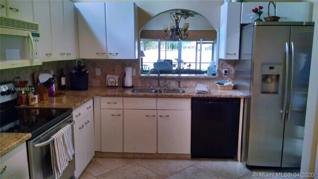 Building Photo - 401 Sabal Palm Ln