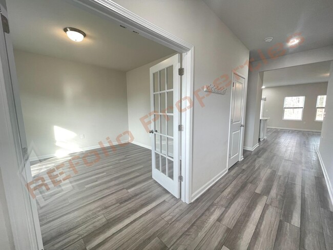 Building Photo - Beautiful 4 Bedroom 2.5 Bathroom Home feat...