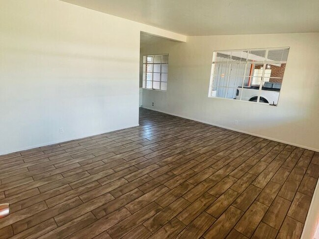 Foto del edificio - Fully Remodeled 2 Bed / 1 Bath Unit in Cen...