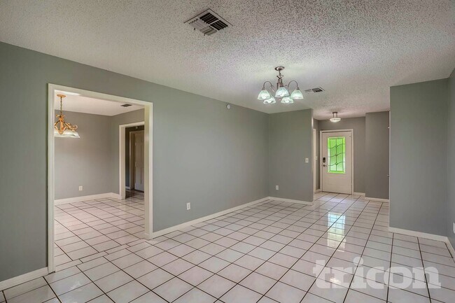 Building Photo - 1601 N Wills St