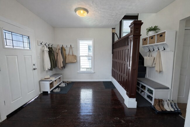 Foto del edificio - Charming Multi-Level Akron Home with Huge Living Room & Updated Siding