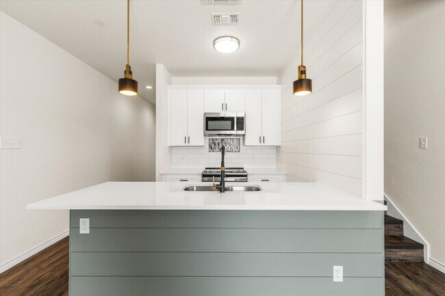 Building Photo - 1402 Courtney Place