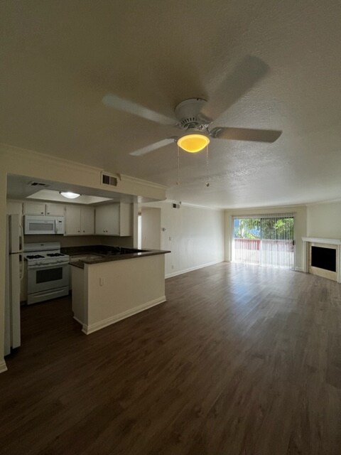 Primary Photo - 15009 Moorpark St