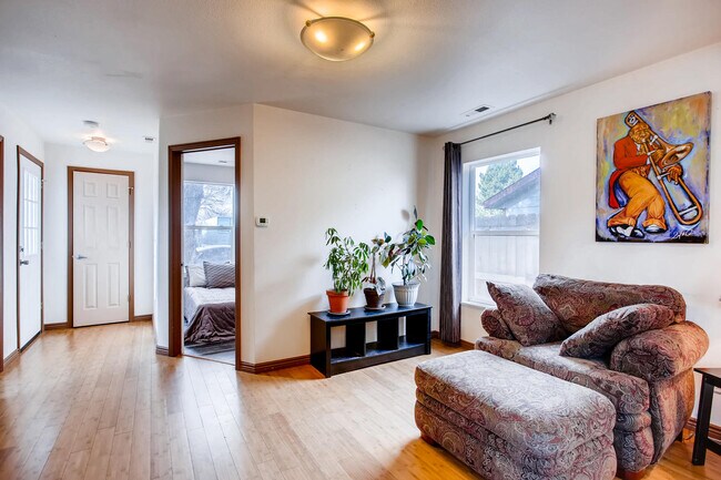 Living Room w/ Bamboo Floors - 132 2nd St