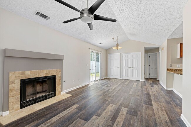 Building Photo - 2 bed/2 bath bungalow in the wonderful Bri...
