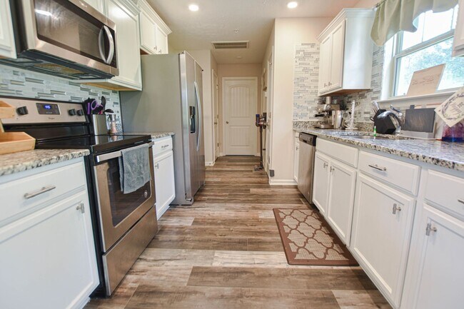 Building Photo - Pet Friendly Three Bedroom in Pleasant View!