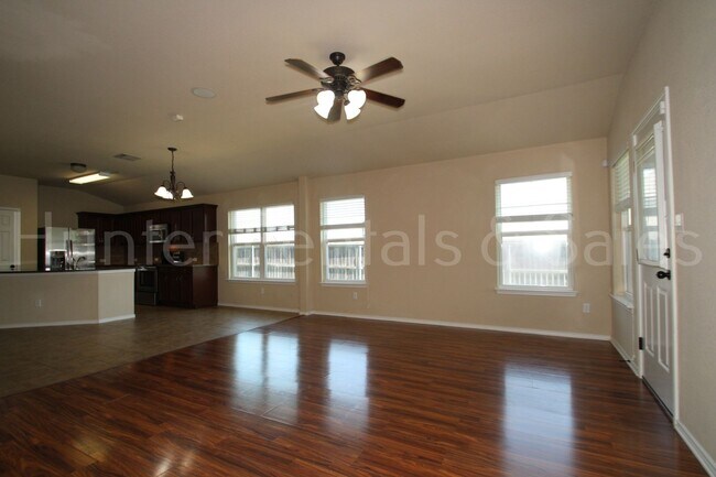 Foto del edificio - New in Management ! Spacious & Stylish Liv...