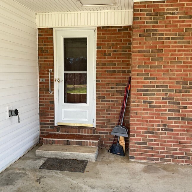 Building Photo - Brick Ranch Style home with 3 Bedrooms, 2.5 Baths