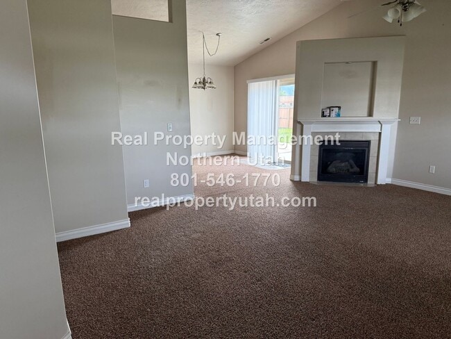 Building Photo - 3 Bedroom 2 Bath Home Now Available!
