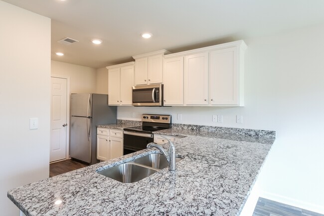 Building Photo - 2199 Southlea Dr