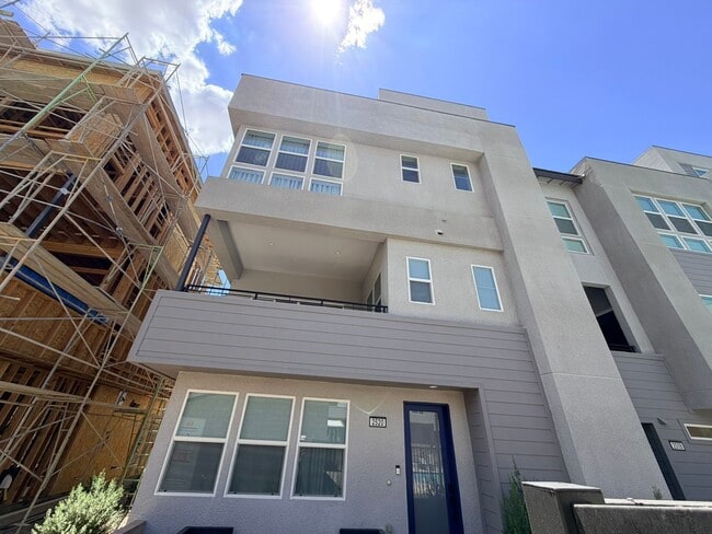Building Photo - 4 bedroom Upscale Townhome