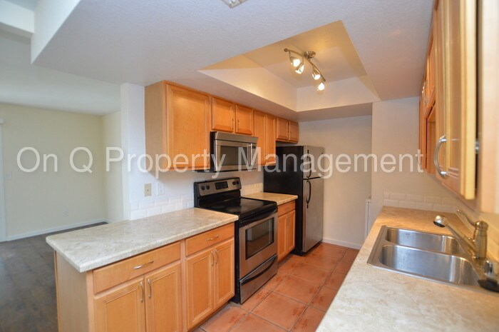 Primary Photo - 740 W Elm St