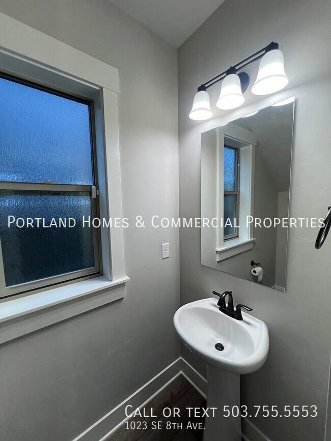 Building Photo - Large and Beautiful 3 Bedroom Home