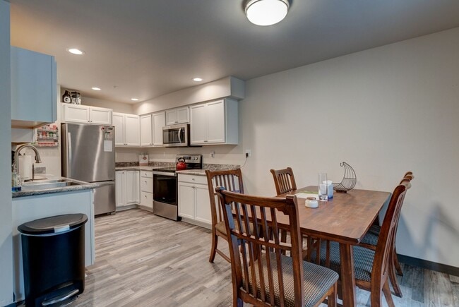 Building Photo - Three Bedroom Downstairs Condo