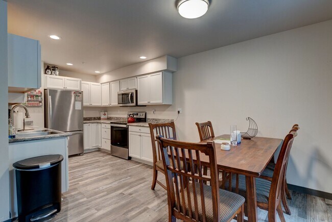 Foto del edificio - Three Bedroom Downstairs Condo