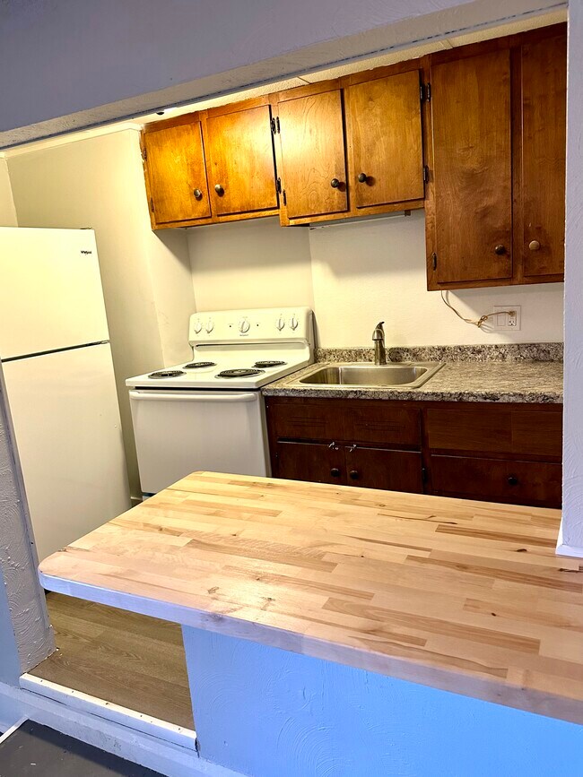 Kitchen - 124 School St