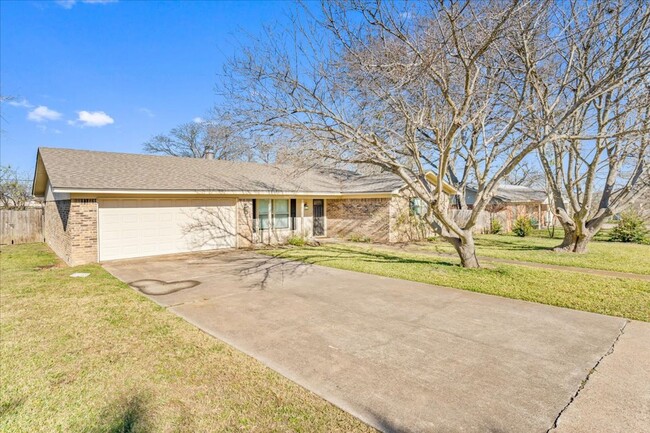 Foto del edificio - 3/3 with 2 living areas in Midway ISD