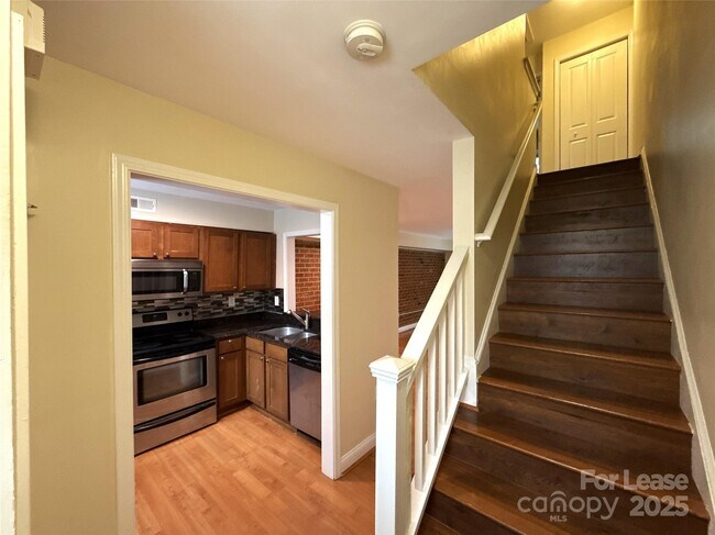 Foto del edificio - 1207 Green Oaks Ln