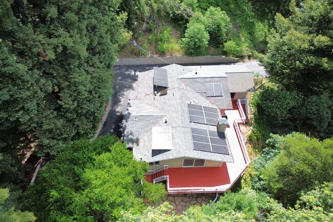 Foto del edificio - Updated and spacious 3 bedroom house on ov...