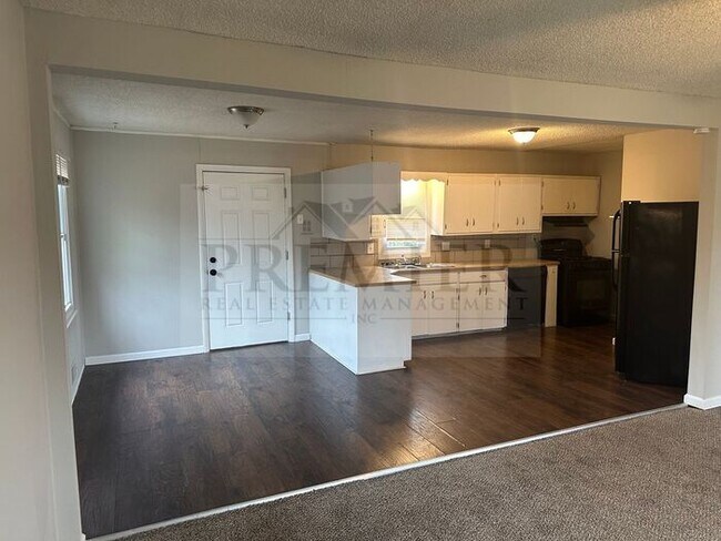 Foto del edificio - 8611 Lane Raytown MO Fresh updated home re...