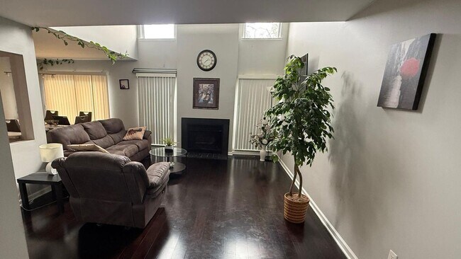 Foto del edificio - 735 Hamilton Ct