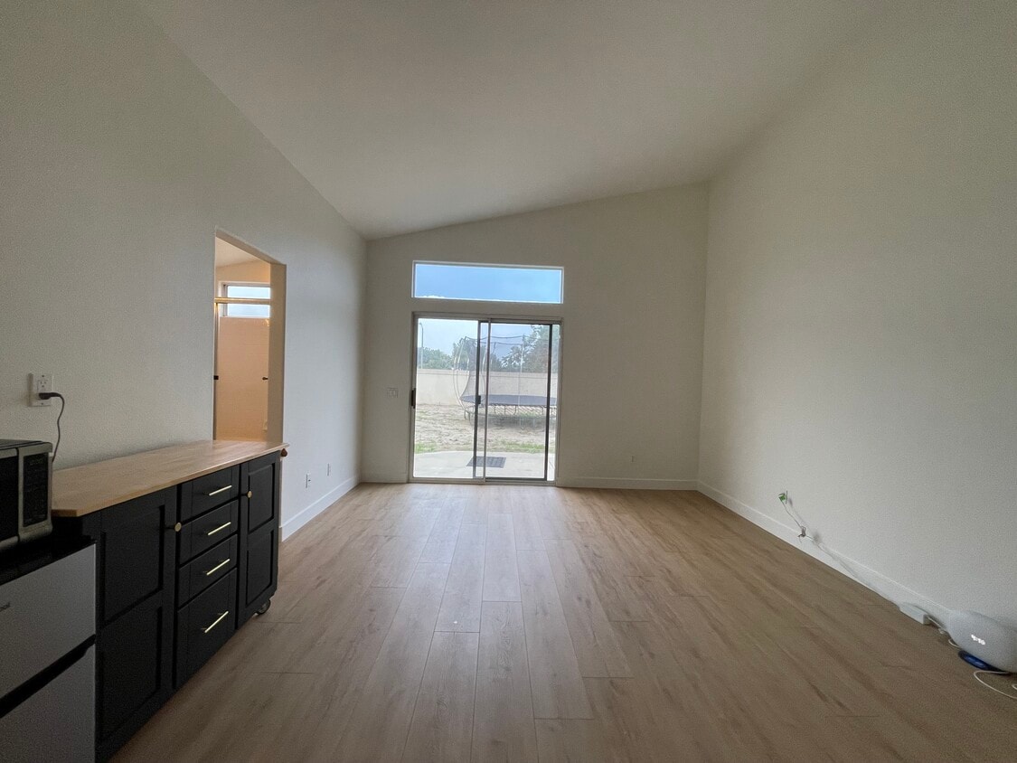 Main room, private access - 4466 San Joaquin St