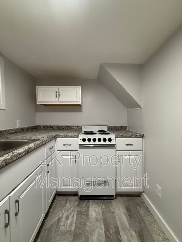 Building Photo - 1018 8th Ave S