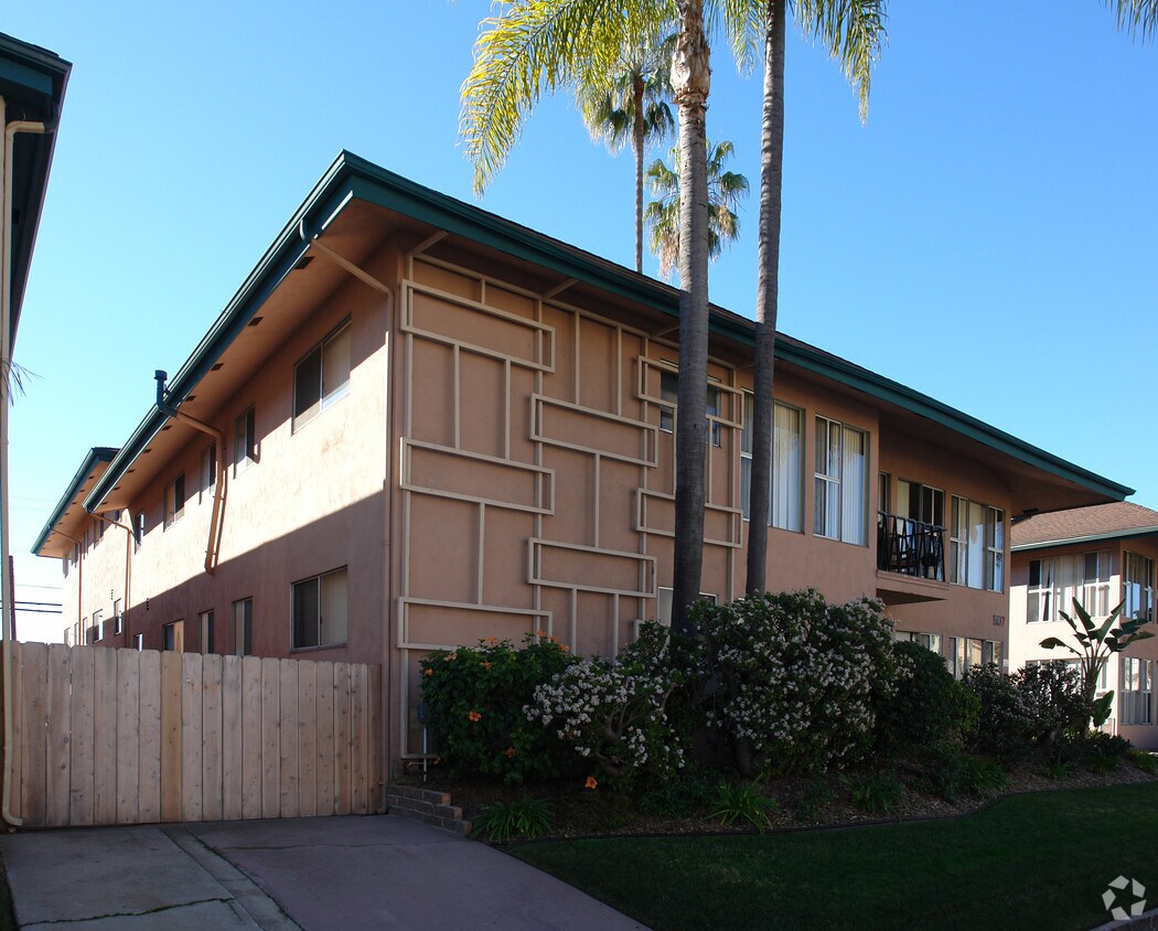 Foto del edificio - 5667-5677 Montezuma Rd