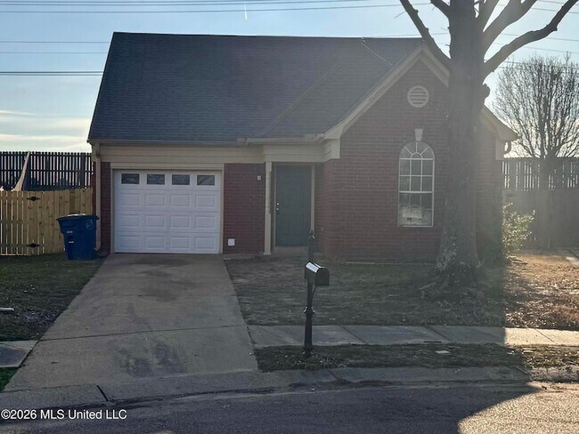 Foto del edificio - 8170 Clubview Dr