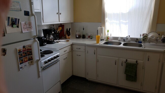 Kitchen - 904 Oakland Ave