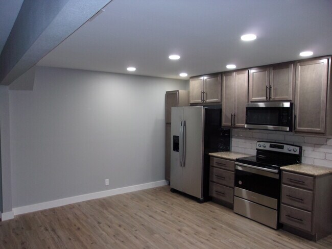 Kitchen - 2004 E Rosebud Ave